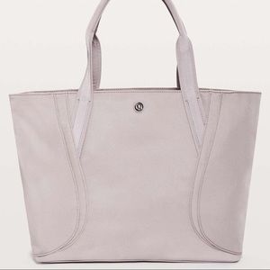 NWOT Out of Range 20L tote bag